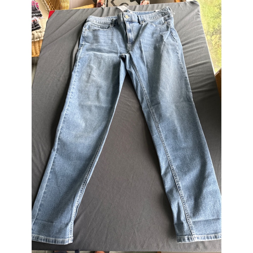 WHBM Mid-Rise Girlfriend Jeans Medium Wash Size 8 NWT